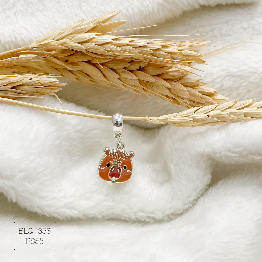 Berloque Face da Capivara Pendurado Esmaltado Prateado